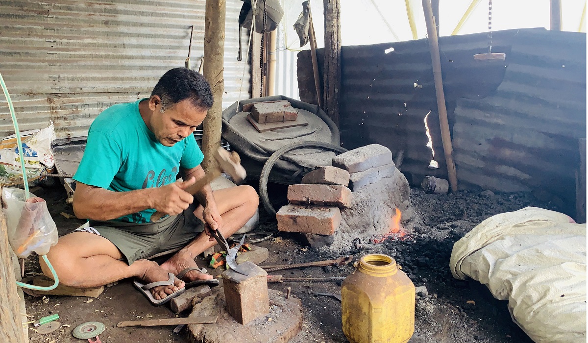 लोप हुन लागेको आरन सम्हाल्दै टंकबहादुर